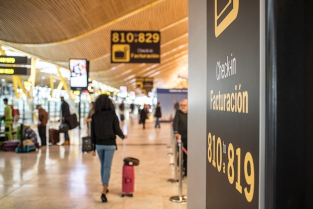 US Airline Loyalty Programs: Maximize Rewards in 2025